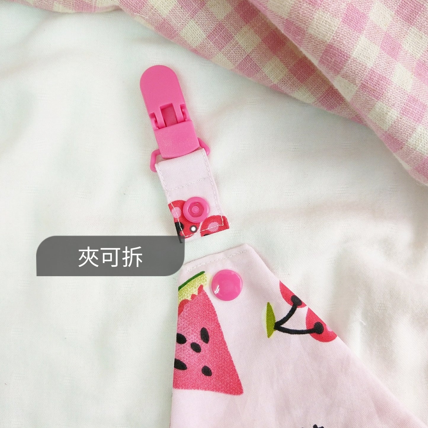 吊帶褲小豬。雙面純棉手帕 / 附夾手帕 (可繡名字)