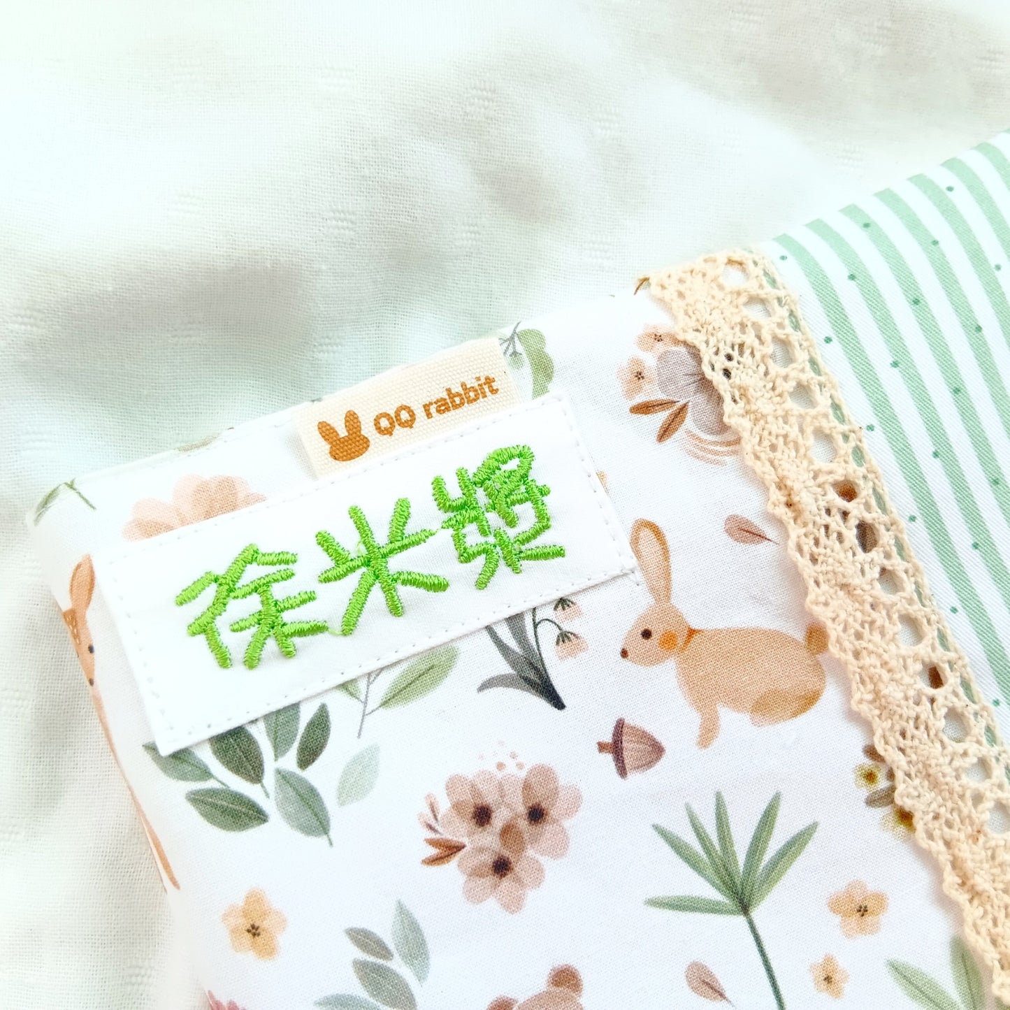 免費繡名字。花草動物。寶寶手冊布書衣