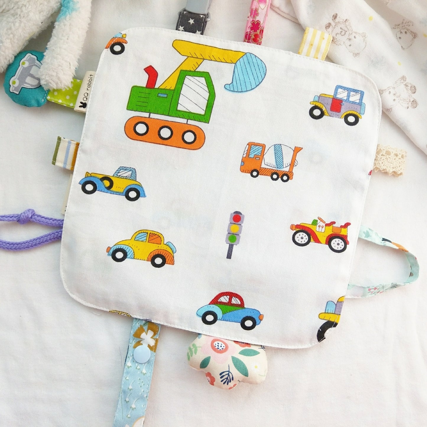 免費繡名字。都是車車-4款可選。圓角響紙安撫巾