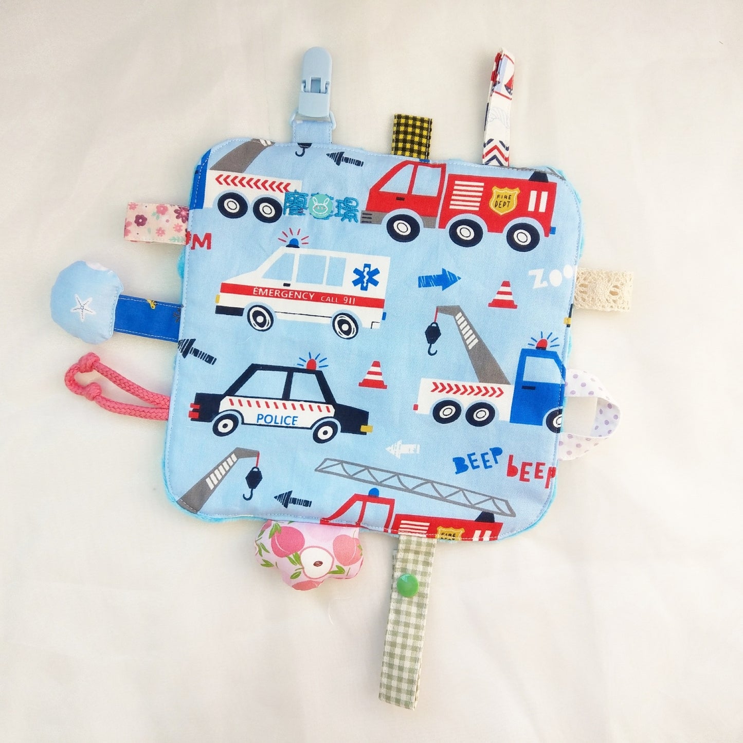 免費繡名字。都是車車-4款可選。圓角響紙安撫巾