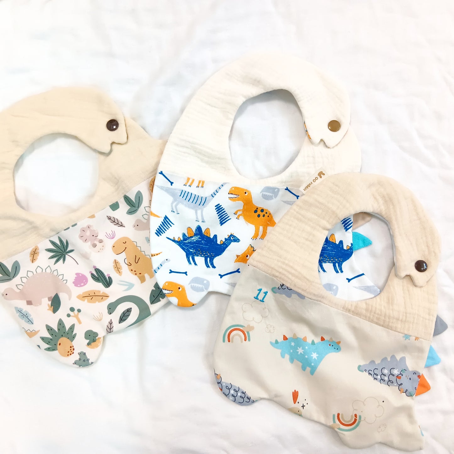 都是恐龍-多款可選。恐龍造型不壓邊圍兜 (可繡名字)