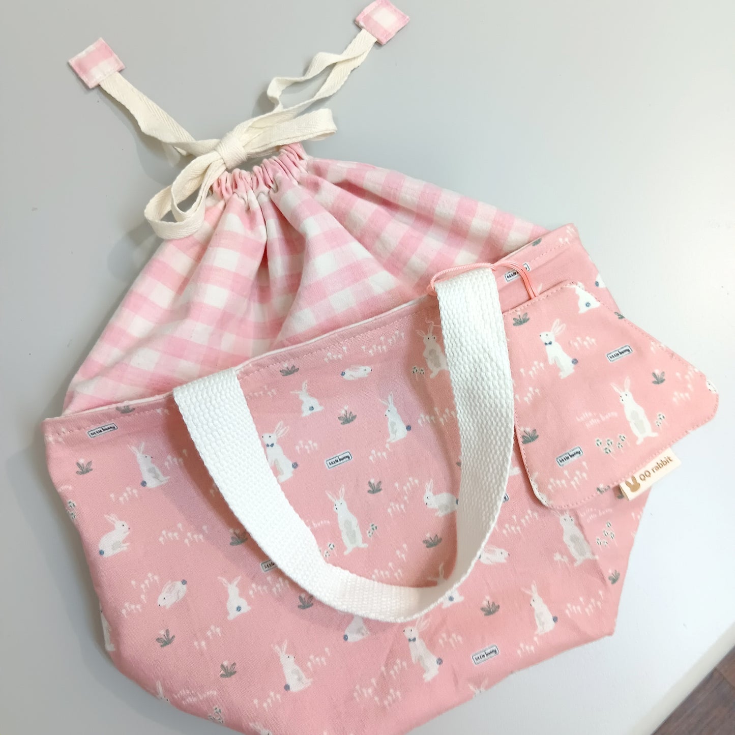 附姓名吊牌。莫蘭迪兔兔。幼兒園小學適用 可機洗束口便當袋 餐袋