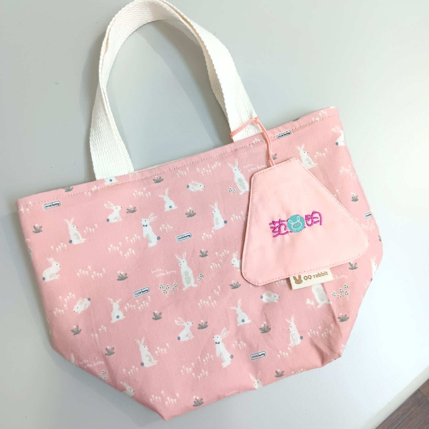 附姓名吊牌。莫蘭迪兔兔。幼兒園小學適用 可機洗束口便當袋 餐袋