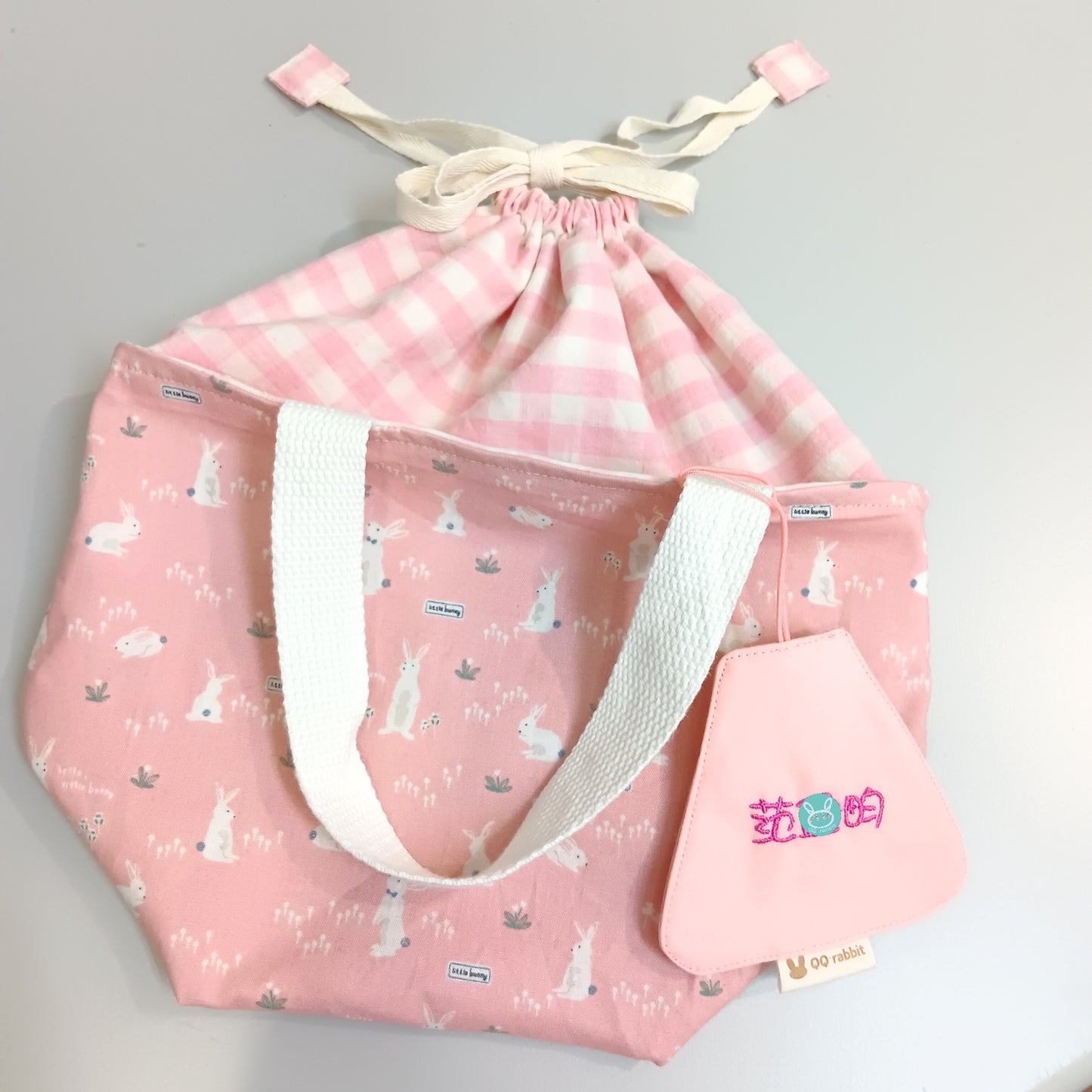 附姓名吊牌。莫蘭迪兔兔。幼兒園小學適用 可機洗束口便當袋 餐袋