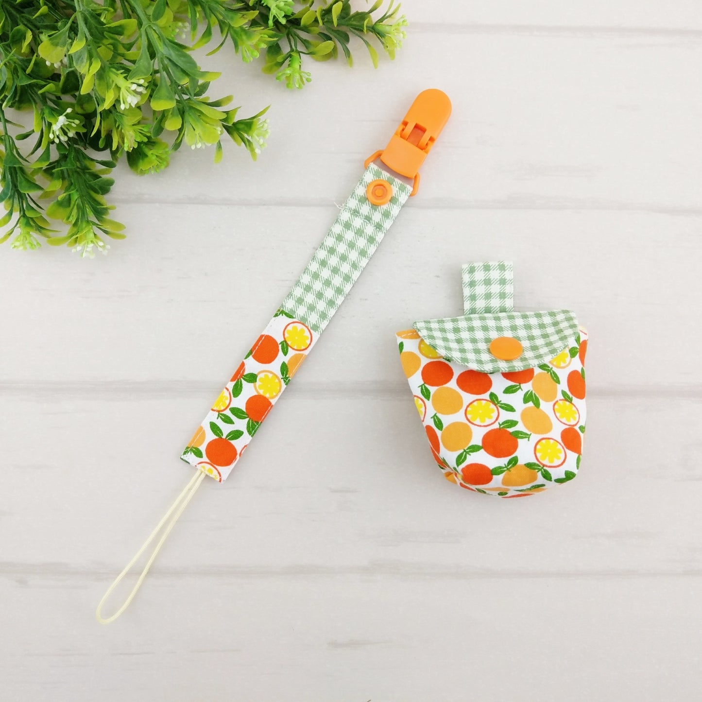 小橘子。奶嘴袋+奶嘴鏈 (可繡名字)