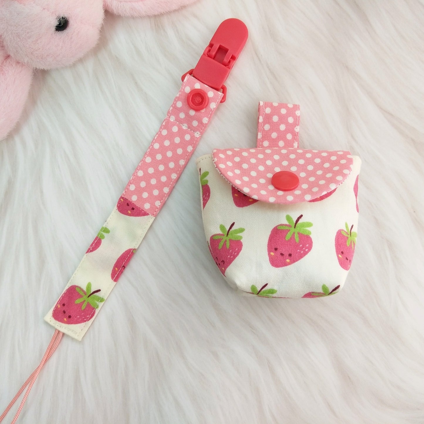 我是小蘋果 草莓-2款可選。奶嘴袋+奶嘴鏈 (可繡名字)