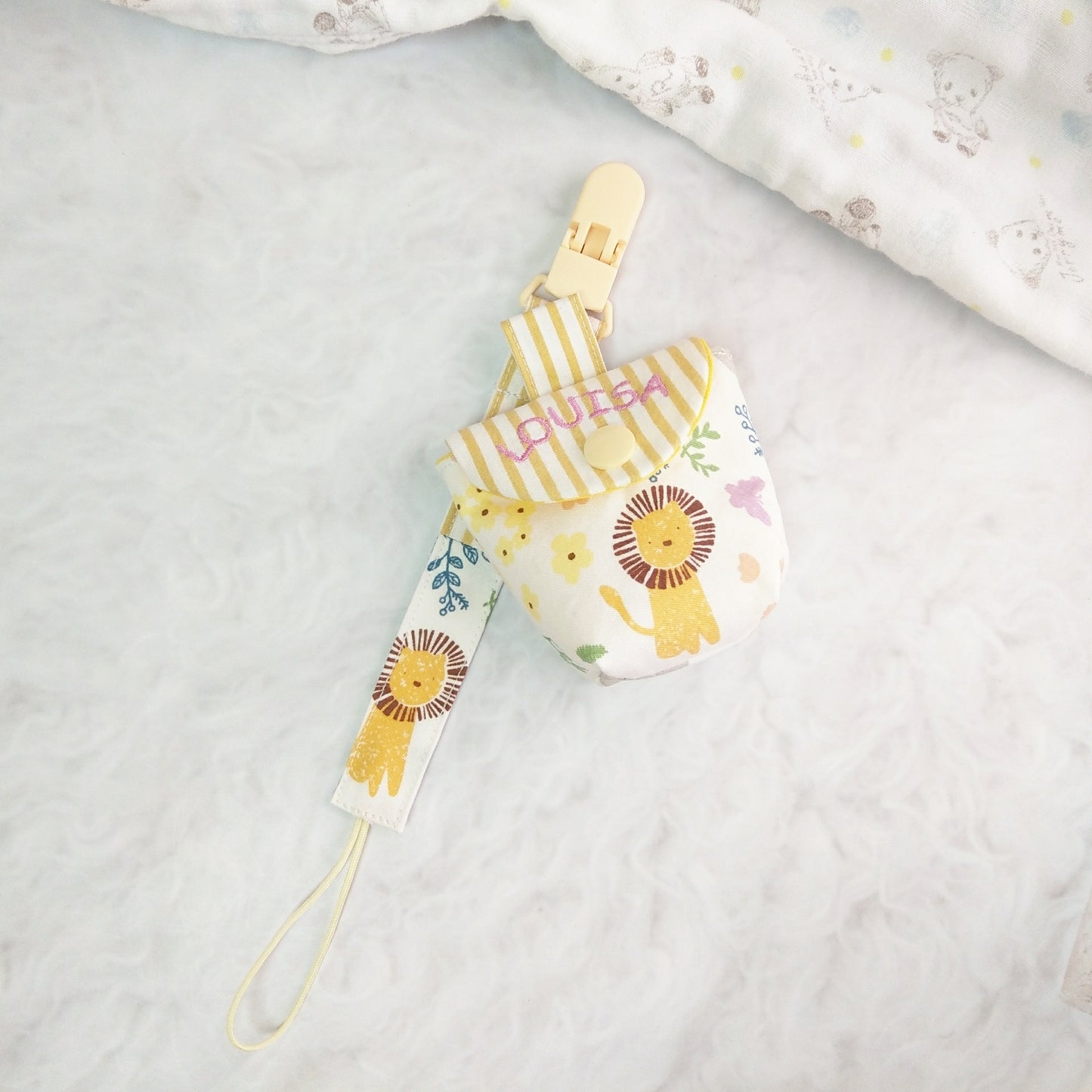 花園動物-獅子。奶嘴袋+奶嘴鏈 (可繡名字)