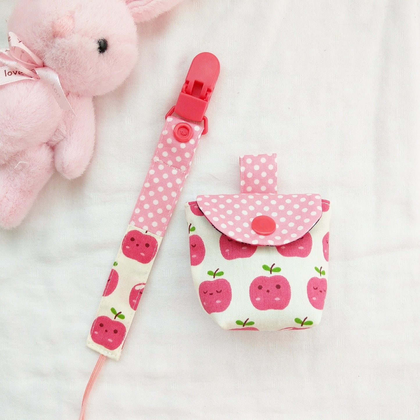 我是小蘋果 草莓-2款可選。奶嘴袋+奶嘴鏈 (可繡名字)