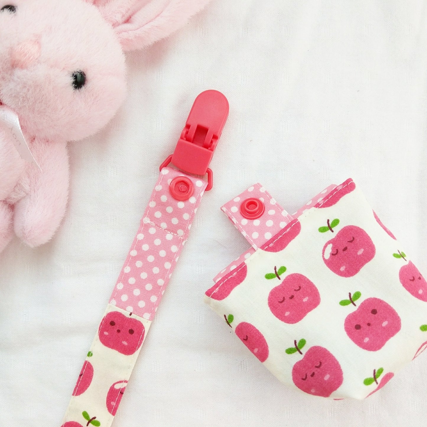 我是小蘋果 草莓-2款可選。奶嘴袋+奶嘴鏈 (可繡名字)