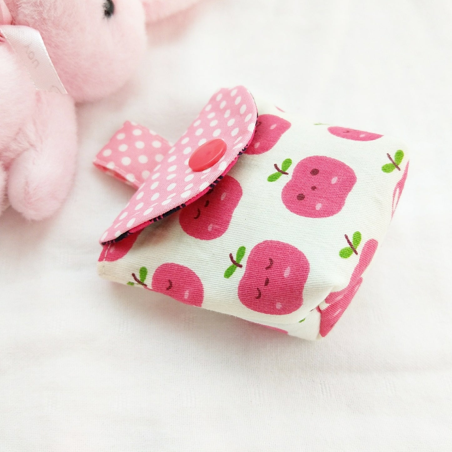 我是小蘋果 草莓-2款可選。奶嘴袋+奶嘴鏈 (可繡名字)