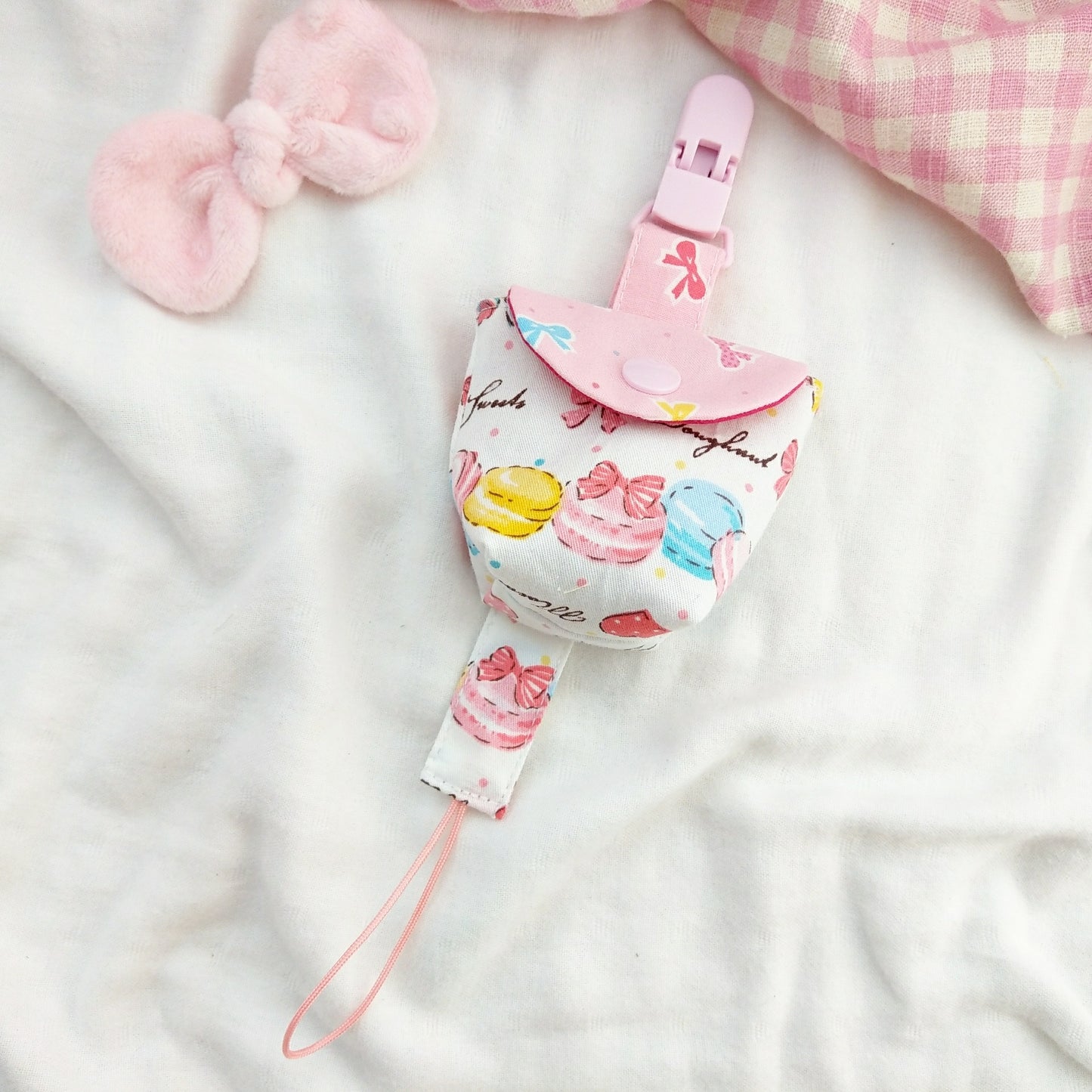 蝴蝶結馬卡龍。奶嘴袋+奶嘴鏈 (可繡名字)